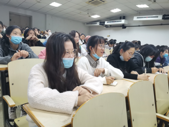 学院党委书记冯圣兵为2020级本科生上"第一堂思政课-华中师范大学