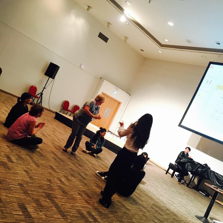 (图为外国专家与华良老师的互动)