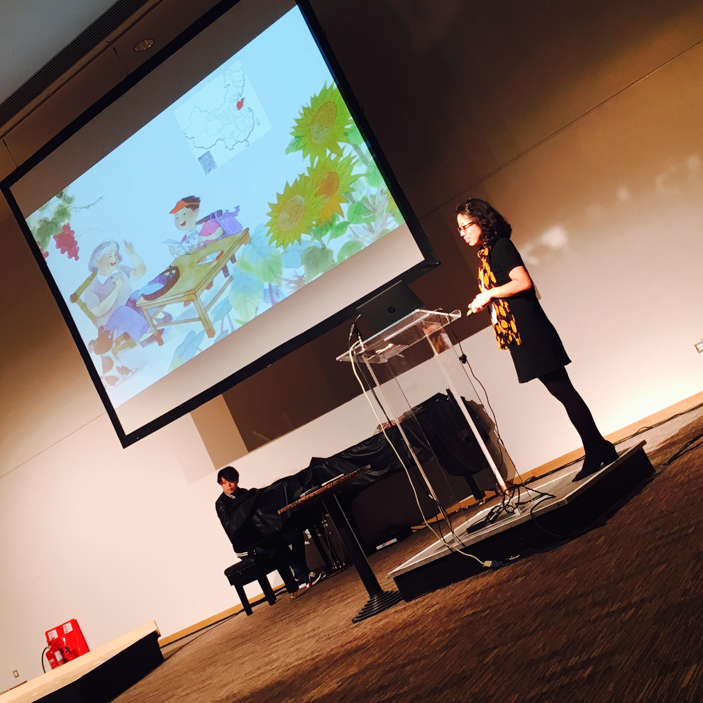 (图为流畅老师为工作坊做全英文陈述,华良老师担任钢琴演奏)