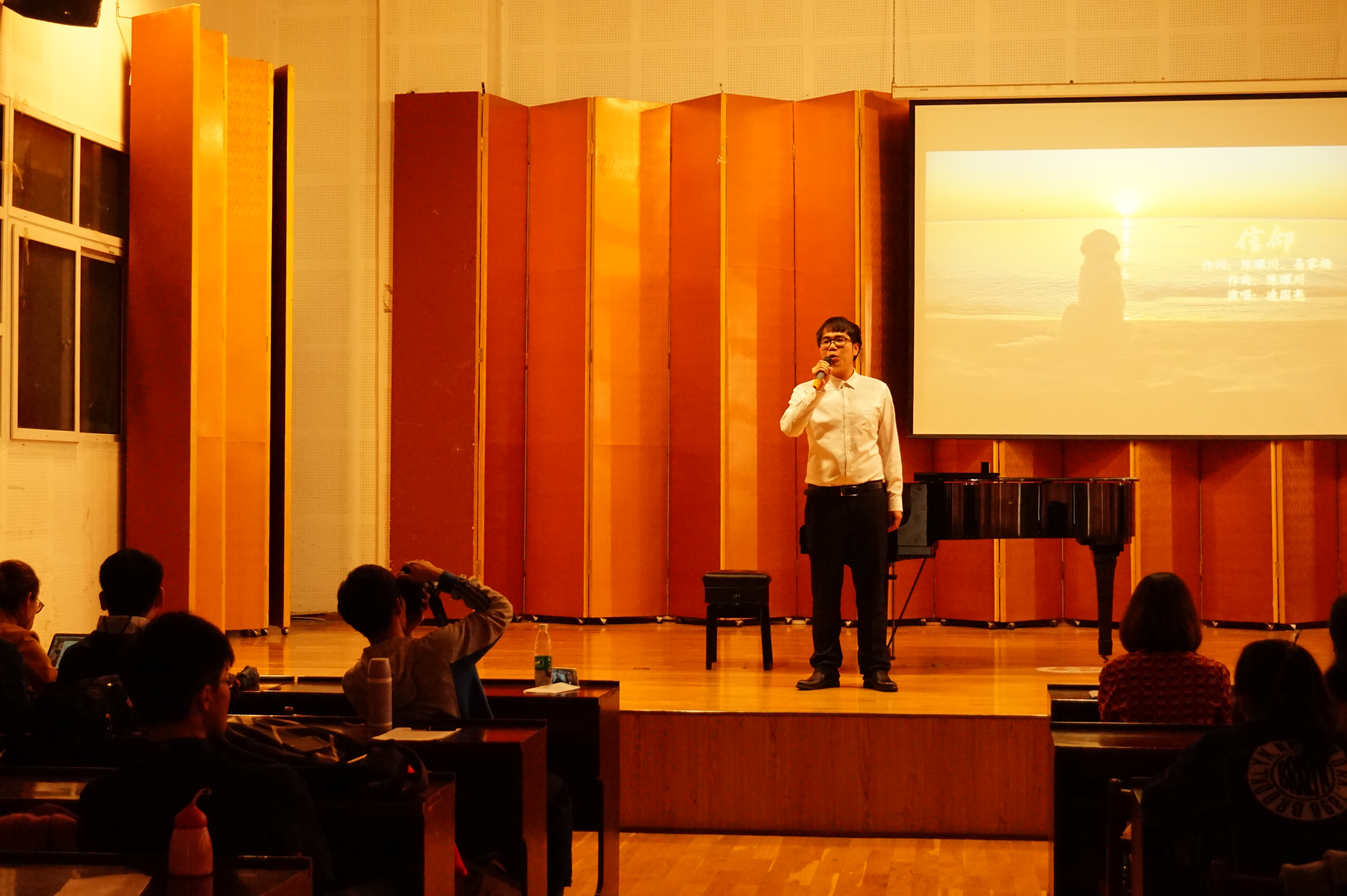 陈耀川同学在演唱《信仰》