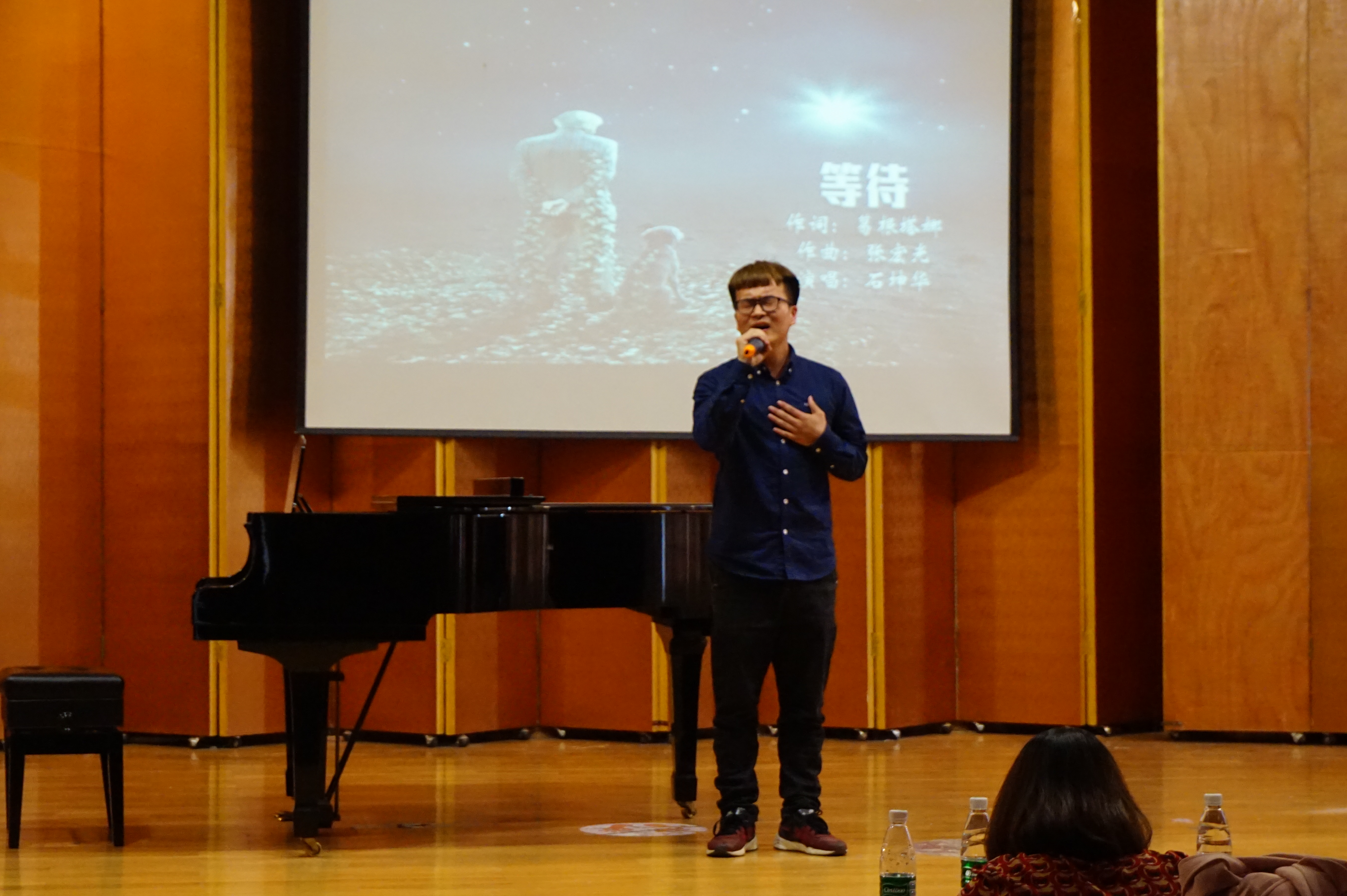 石坤华同学在演唱《等待》