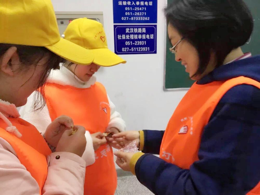 (被评为“志愿服务明星”,共青团湖北省委书记给我们颁发纪念徽章)