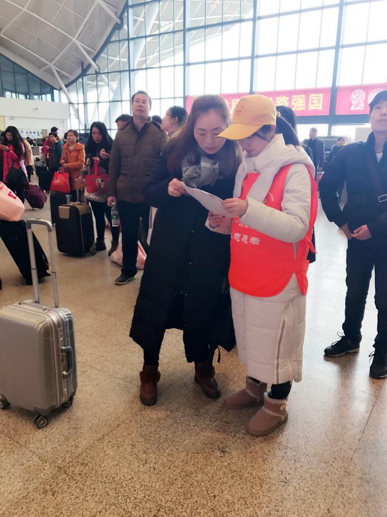 (在进站口大厅为旅客进行咨询工作)